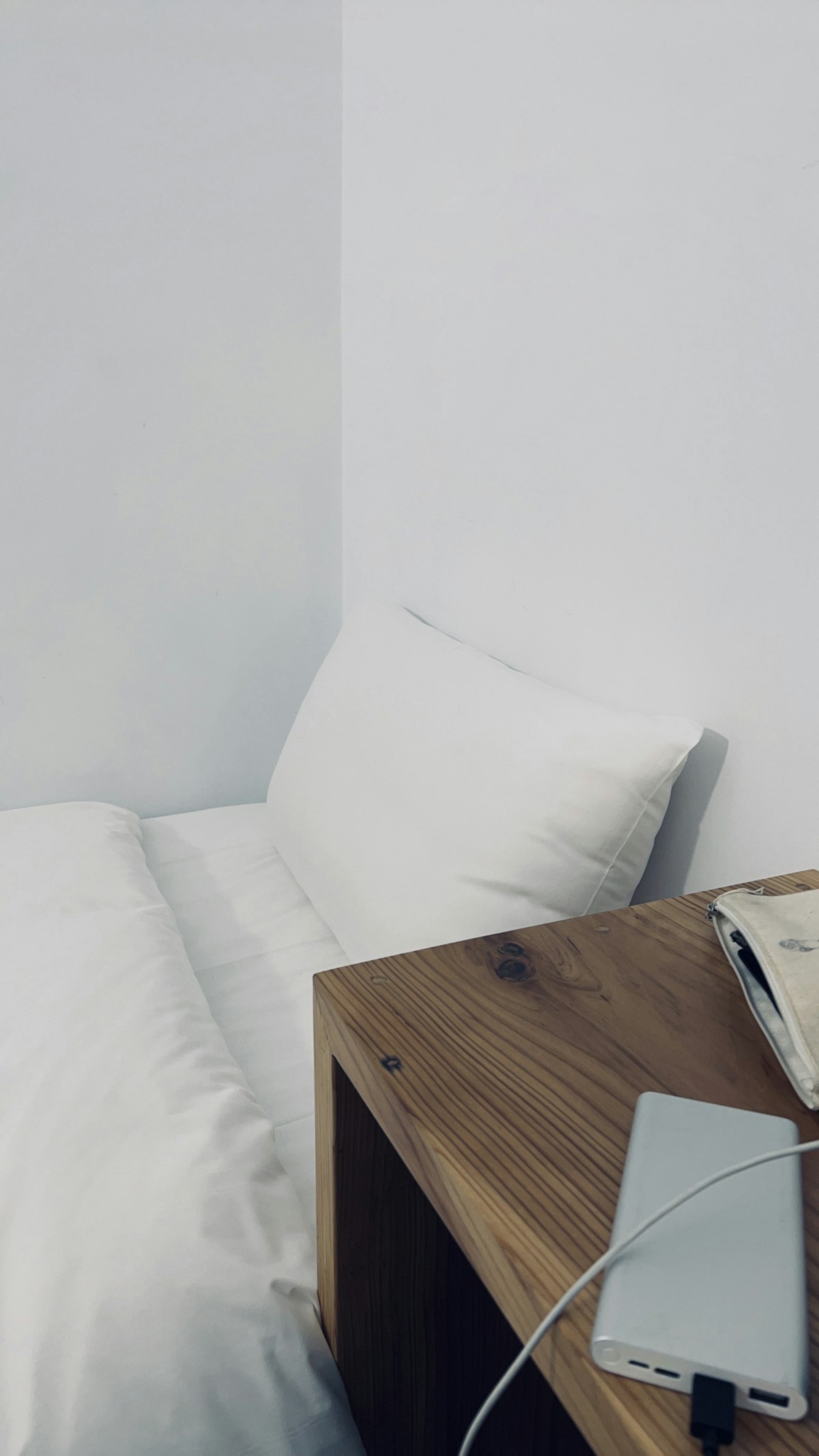 Cama con una almohada blanca