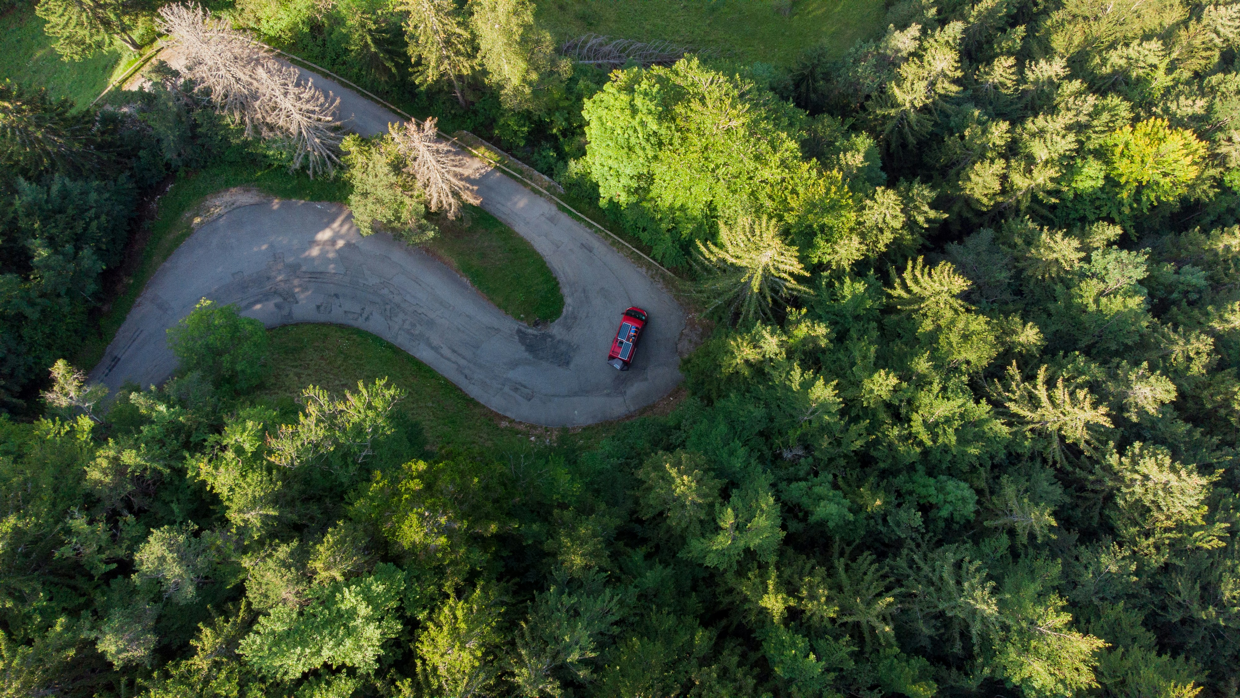 Road Tripping With EVs: Charging, Scenic Routes and Sleep Stops — 2026 Guide for Tour Designers