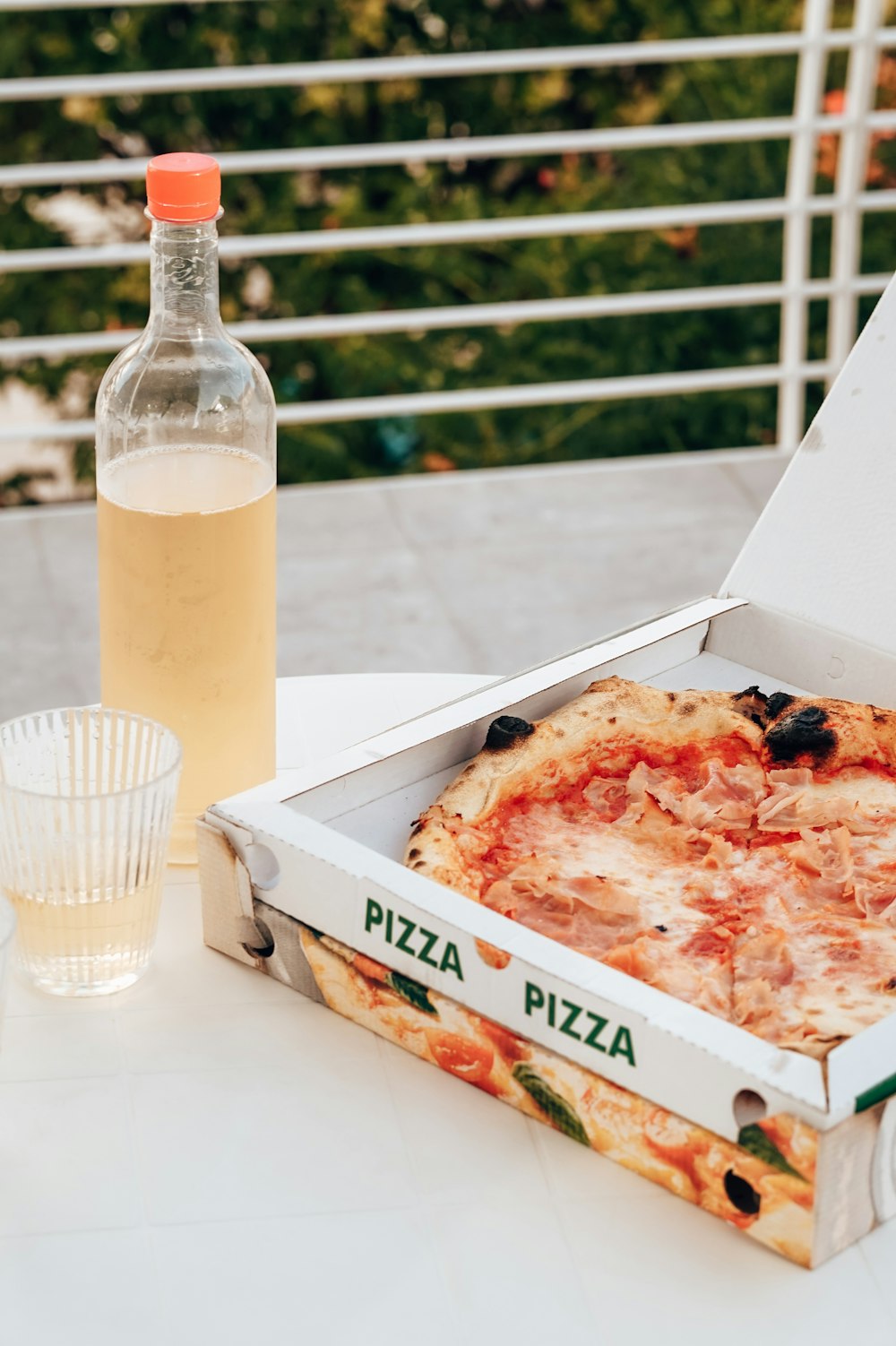 テーブルの上のピザとビールの瓶
