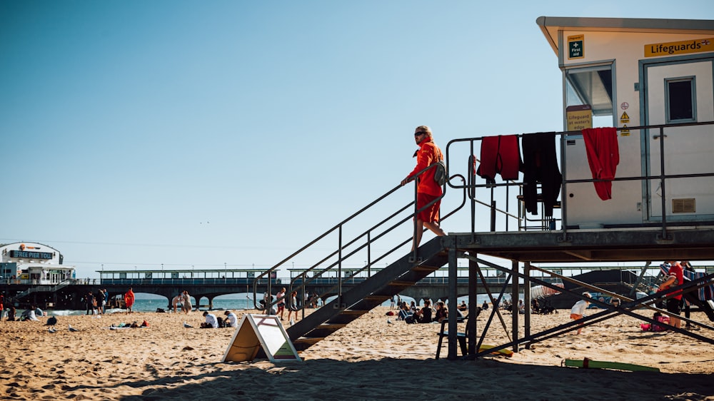 une personne debout sur un escalier métallique