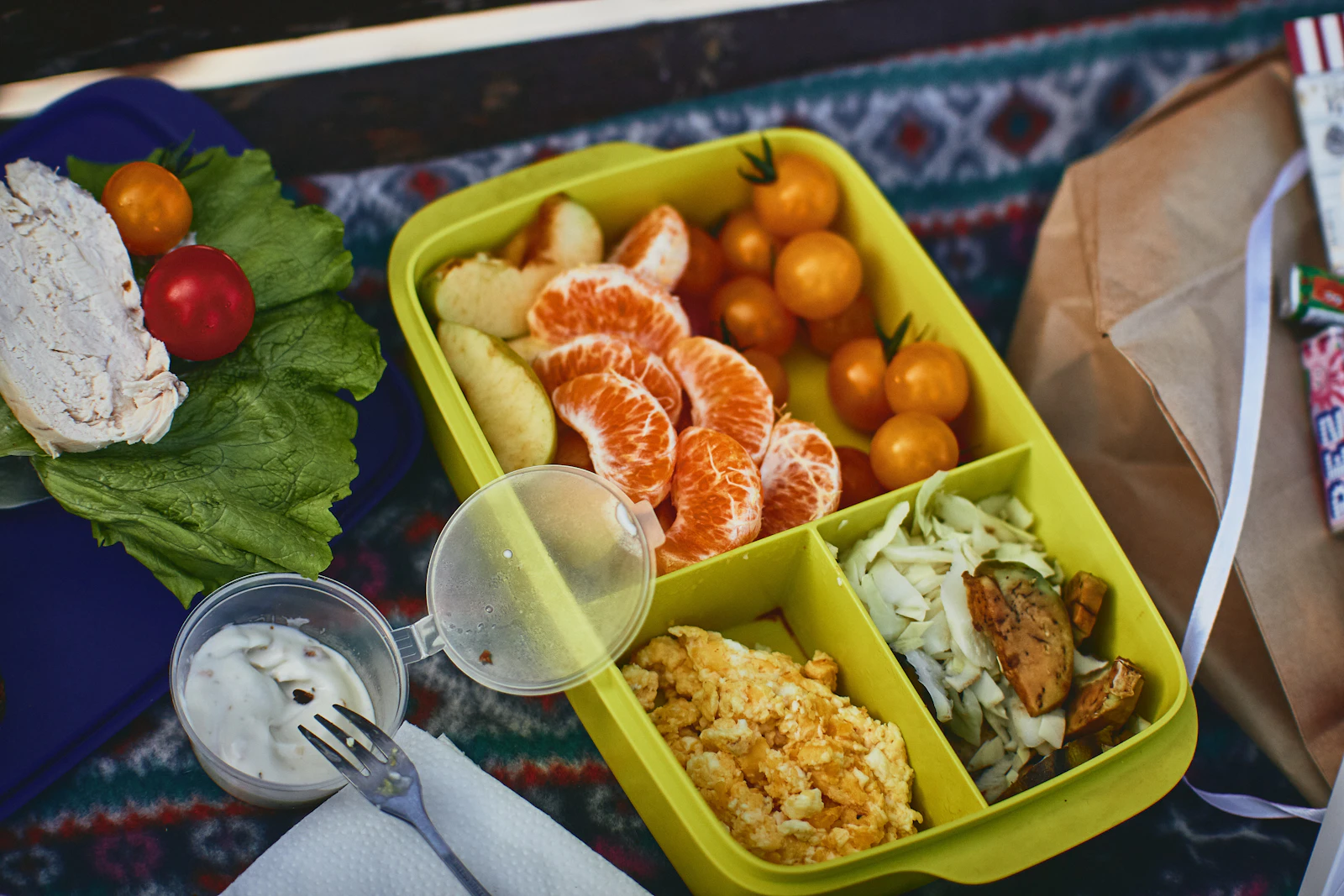 Boîte-repas colorée avec fruits et en-cas maison