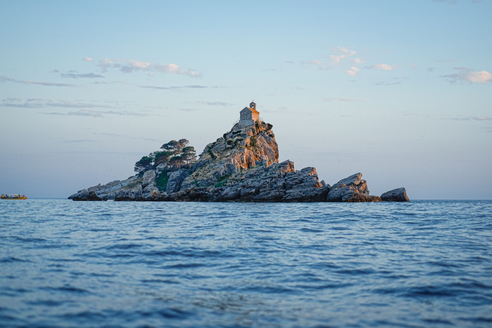 Una isla rocosa con un barco