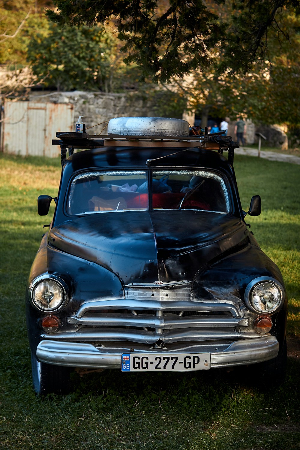 Auto stāv uz zāles