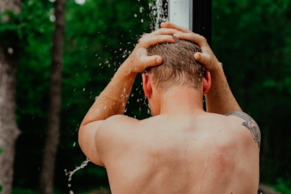 a person with the hands on the head
