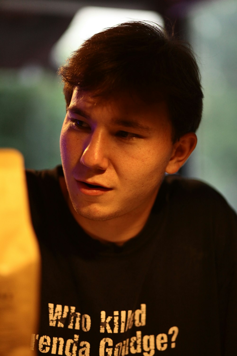 Un hombre con el pelo corto