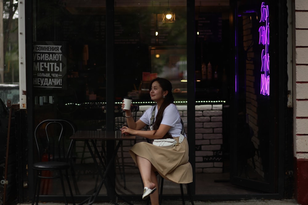 Una persona sentada en una mesa