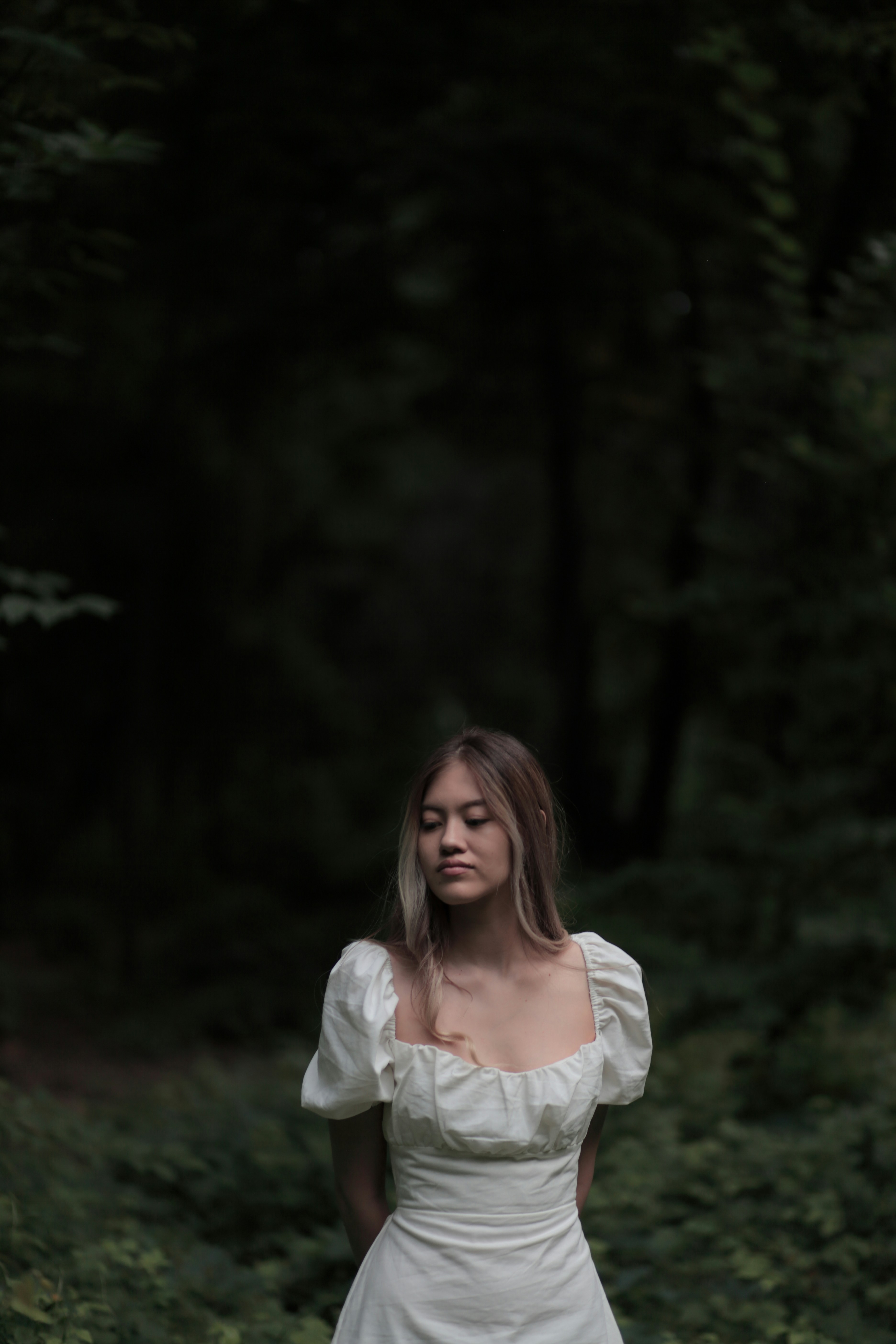 une personne debout dans une forêt