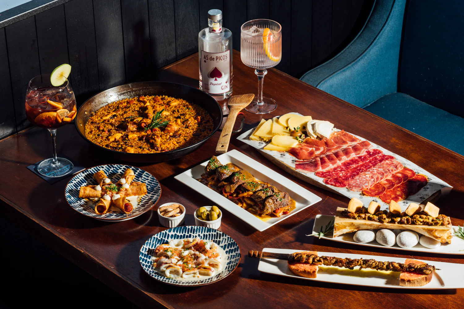 Mesa con variedad de tapas españolas y bebidas