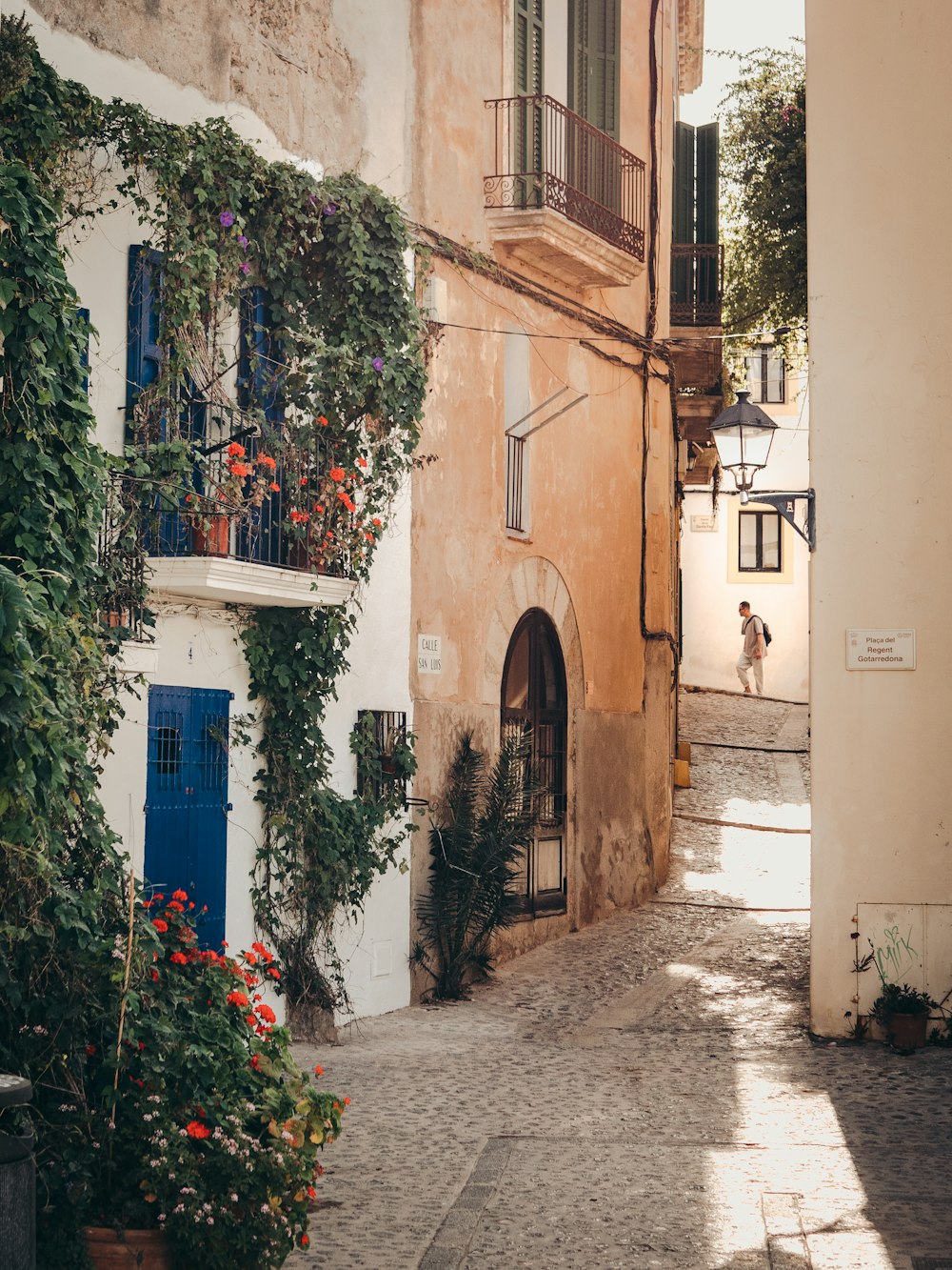 une personne marchant dans une rue