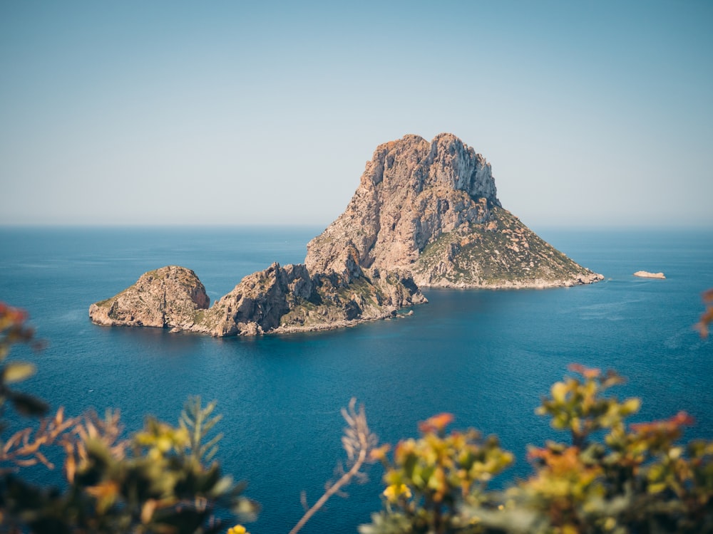 Un'isola rocciosa nell'oceano