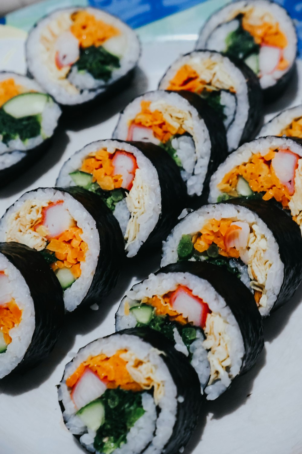 um prato de sushi