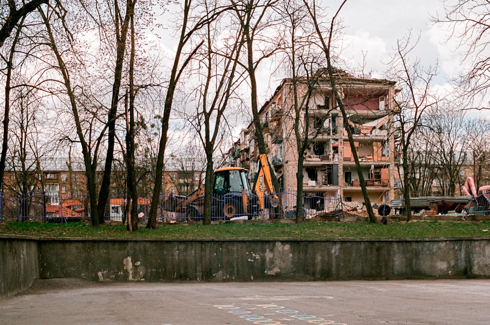 un edificio con un gran césped frente a él