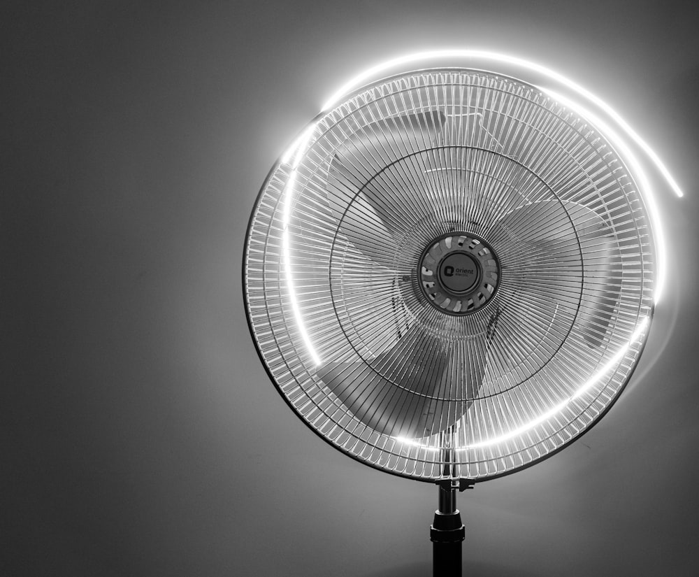 Un grand ventilateur avec une lumière