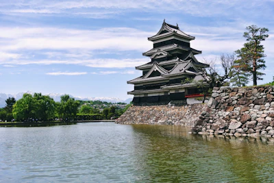 【2025-2026年末年始】一人旅におすすめの穴場スポット7選｜予算8万円で混雑回避&絶景独占プラン