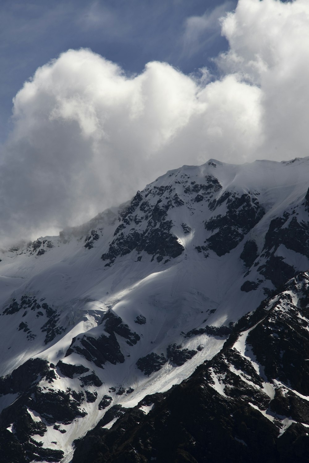 Un grupo de personas de pie en la cima de una montaña cubierta de nieve