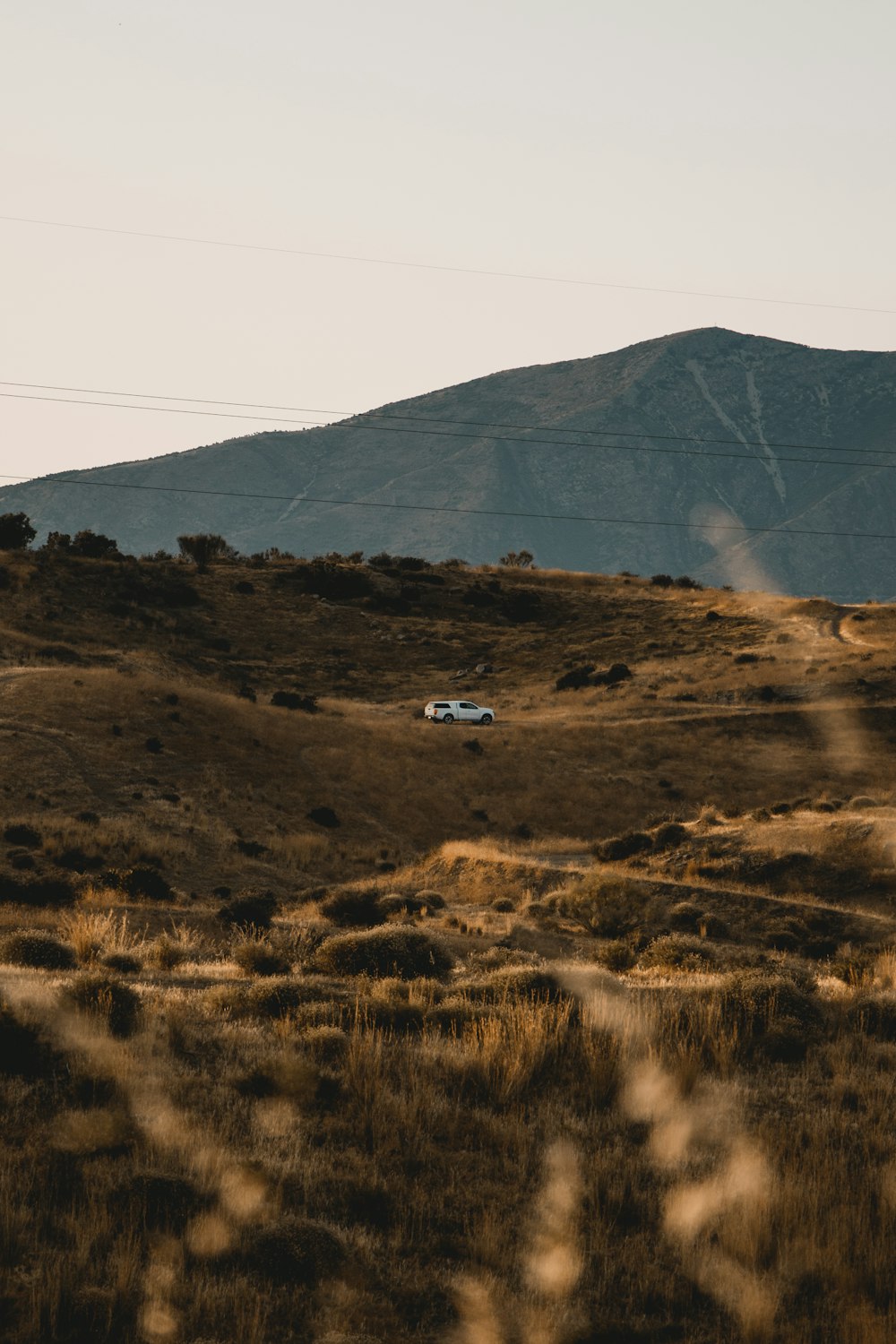 un coche conduciendo por un camino de tierra