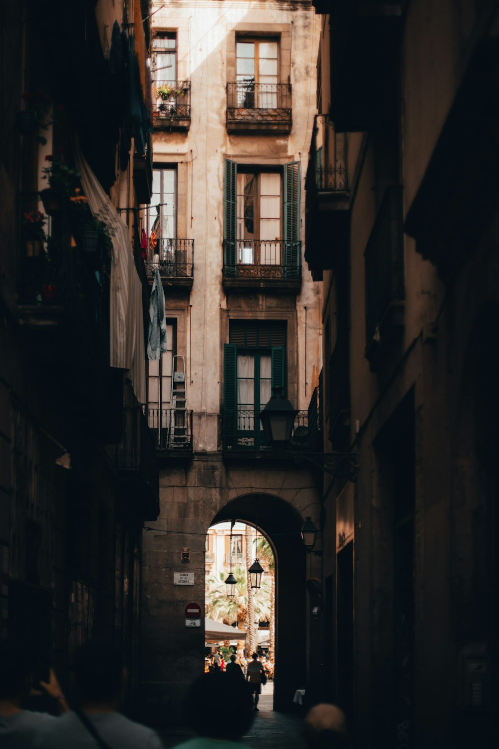 a narrow alley way with buildings on both sides