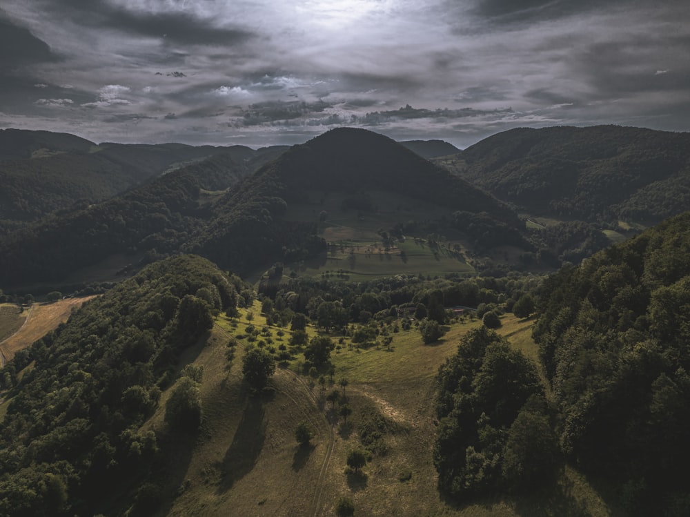 Eine Landschaft mit Hügeln und Bäumen