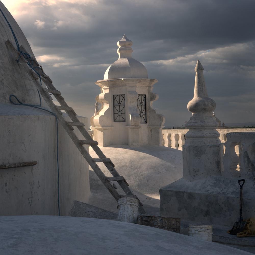 um edifício de pedra com uma escada