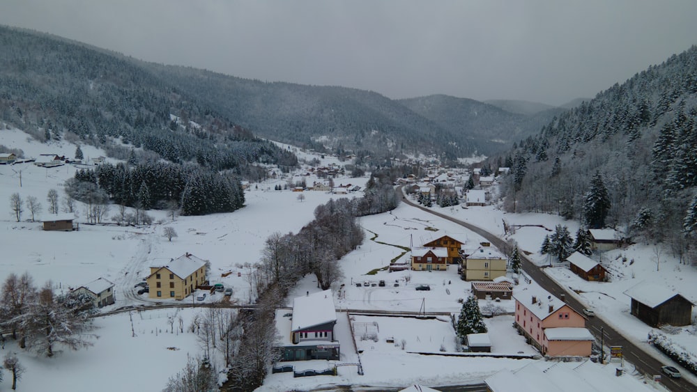 Un pueblo nevado con árboles y montañas