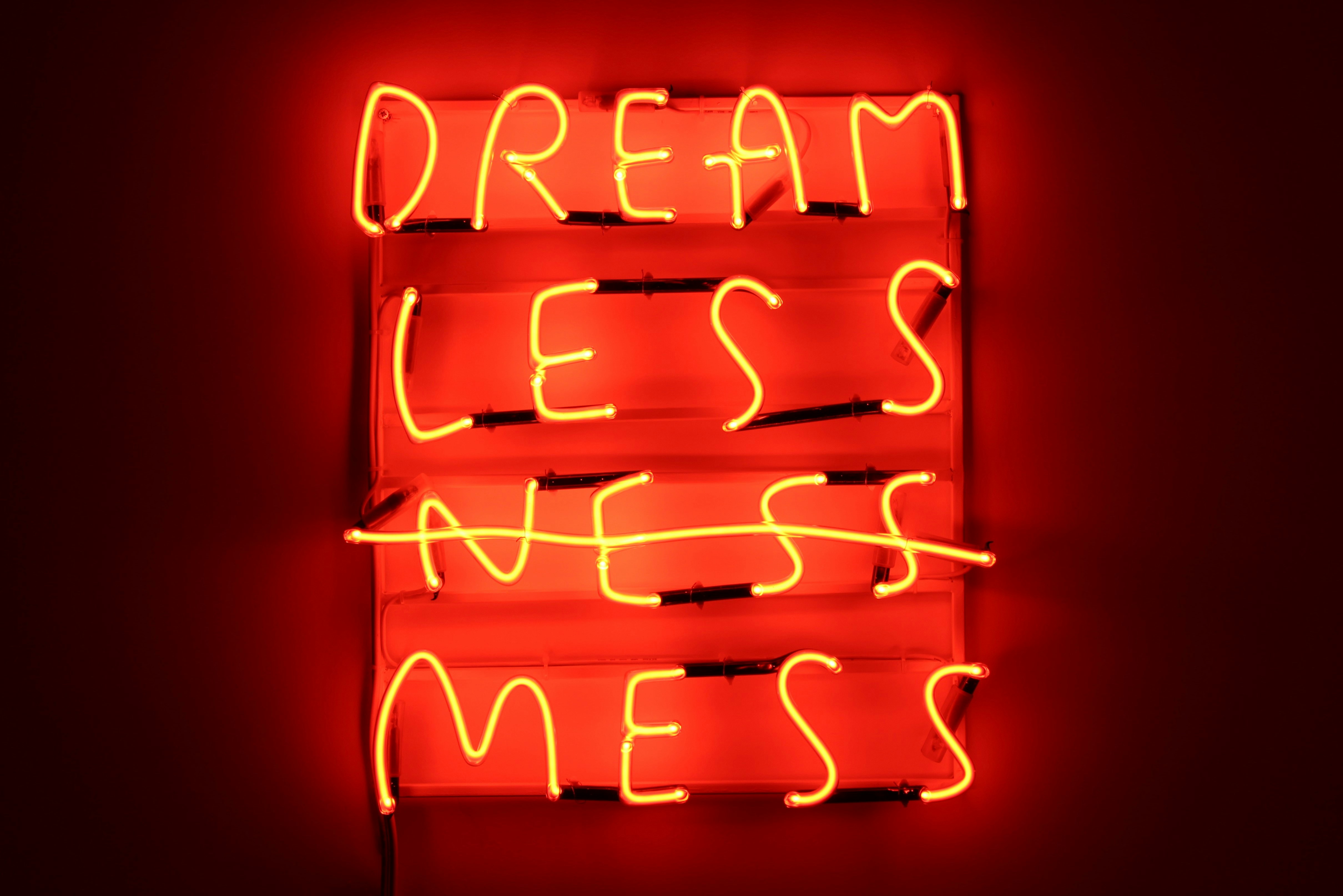 노란색 텍스트가 있는 네온 사인