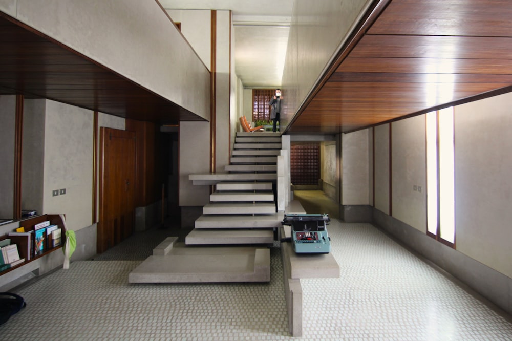 Un long escalier dans un immeuble
