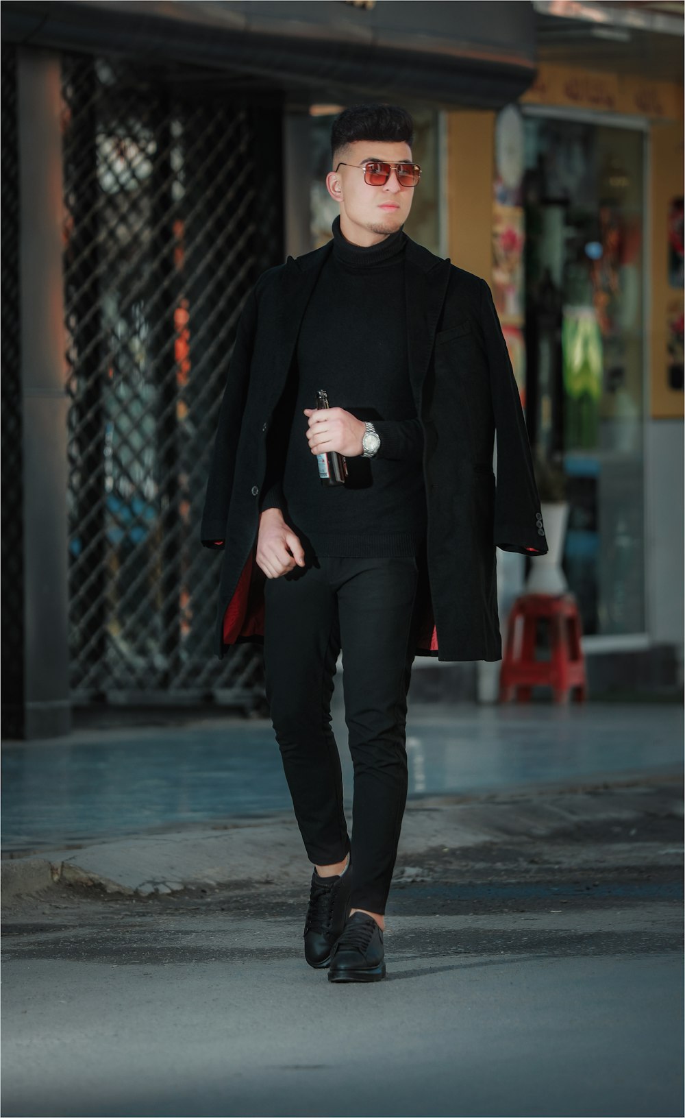 uma pessoa usando óculos escuros e uma jaqueta preta