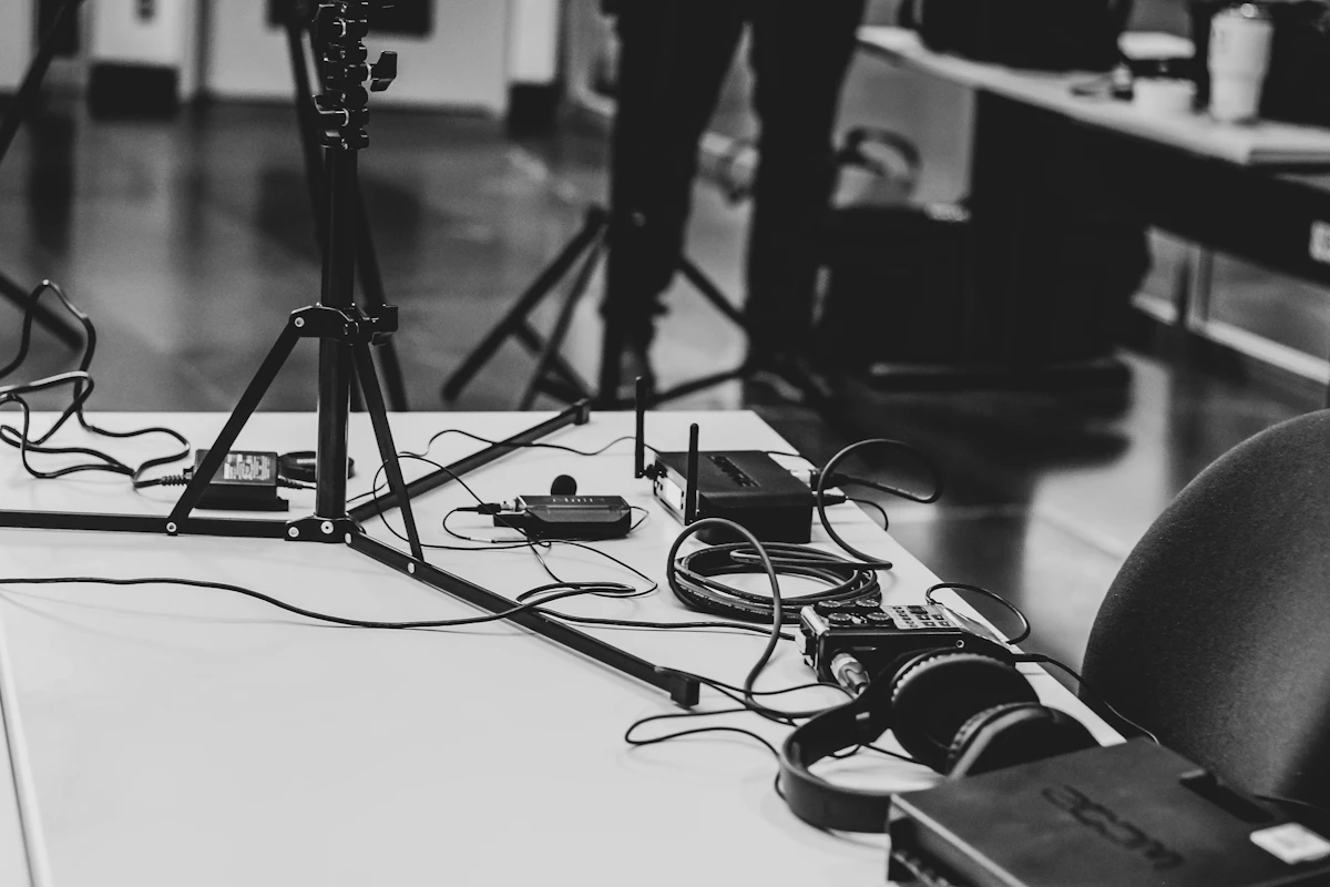 Meja dengan mikrofon dan headphone untuk perekaman