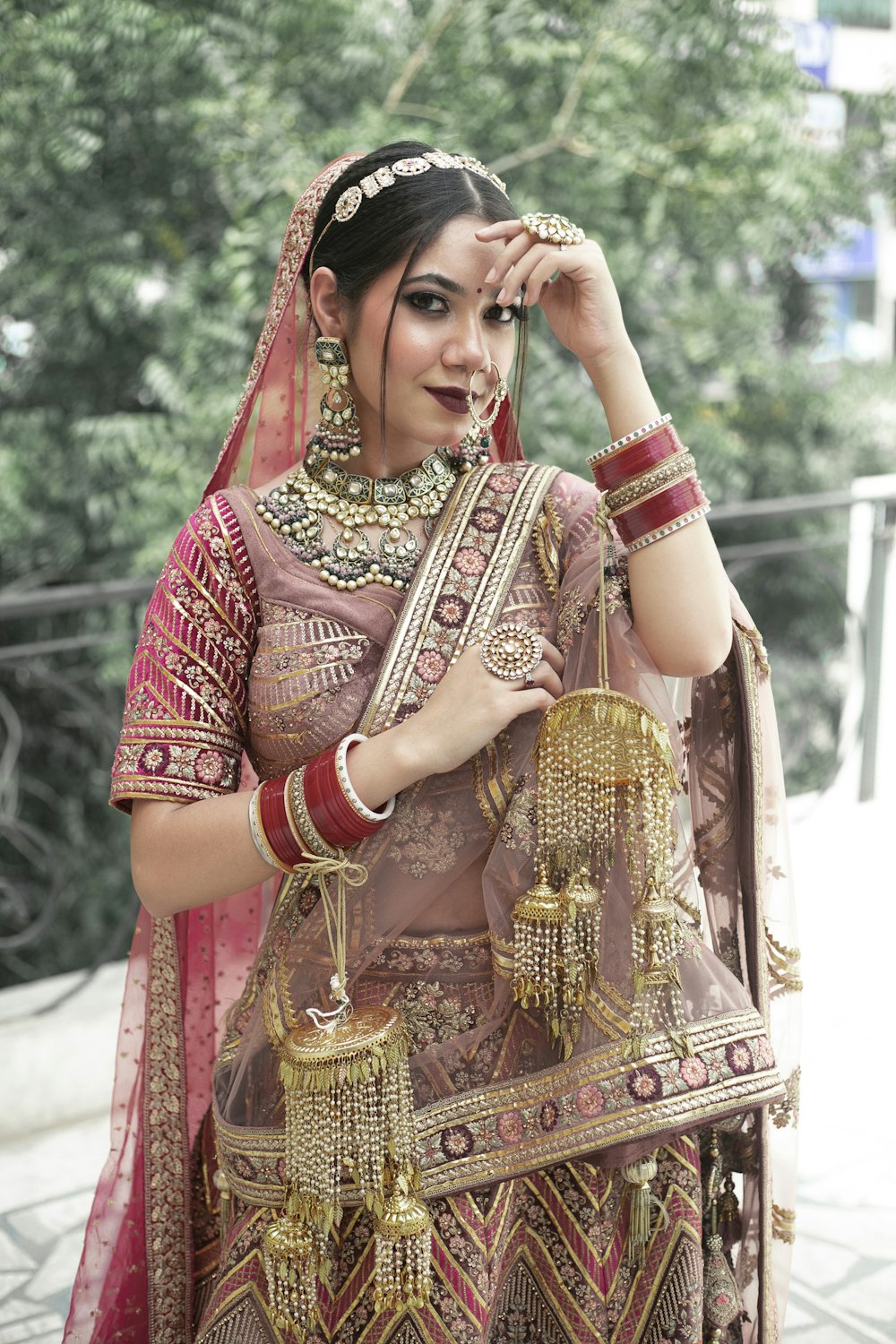 Una donna in abbigliamento tradizionale indiano foto – Vestiario Immagine  gratuita su Unsplash