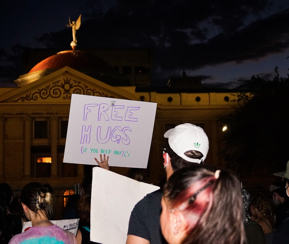 eine Person, die ein Schild hält