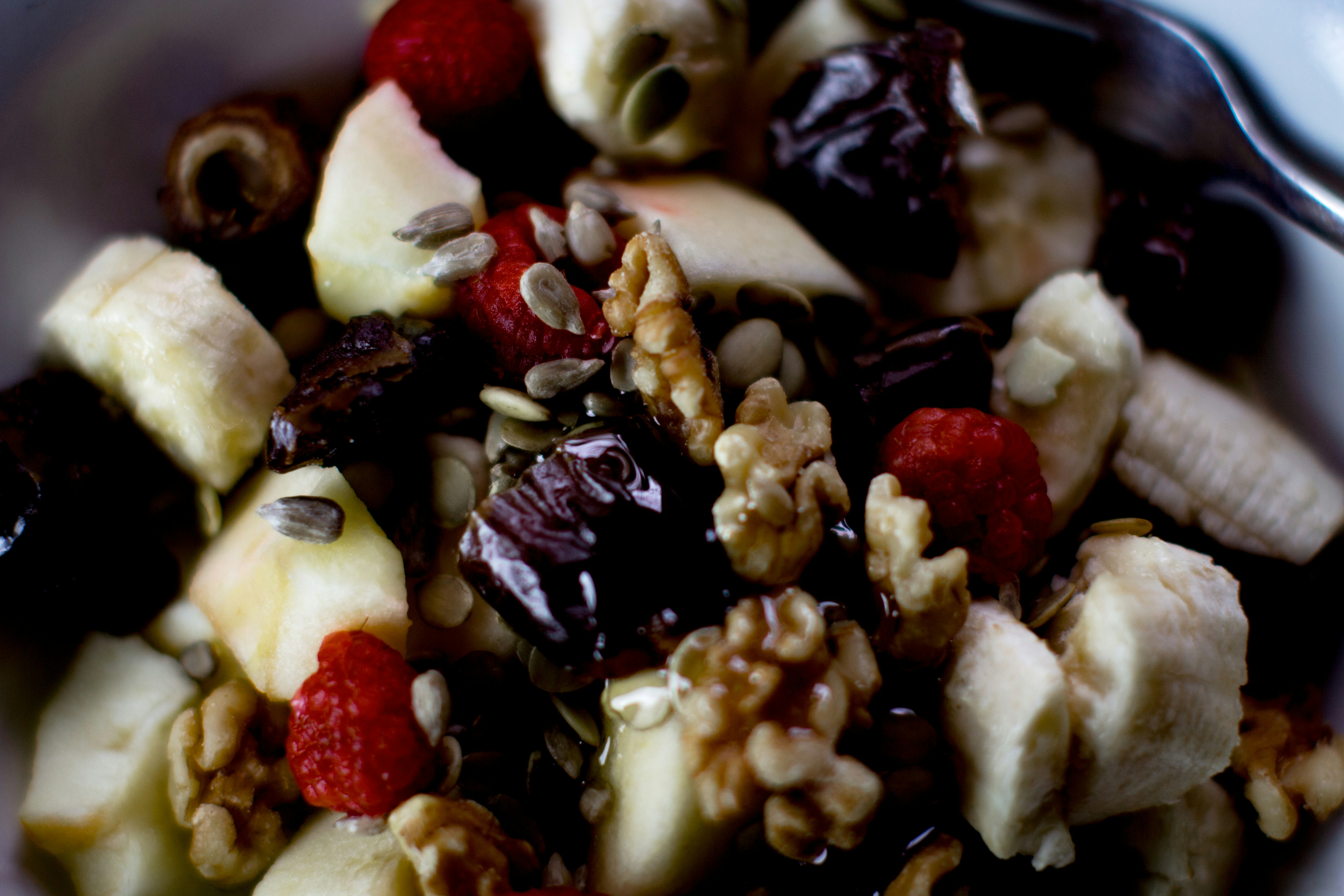 Muesli with dates, banana and berries