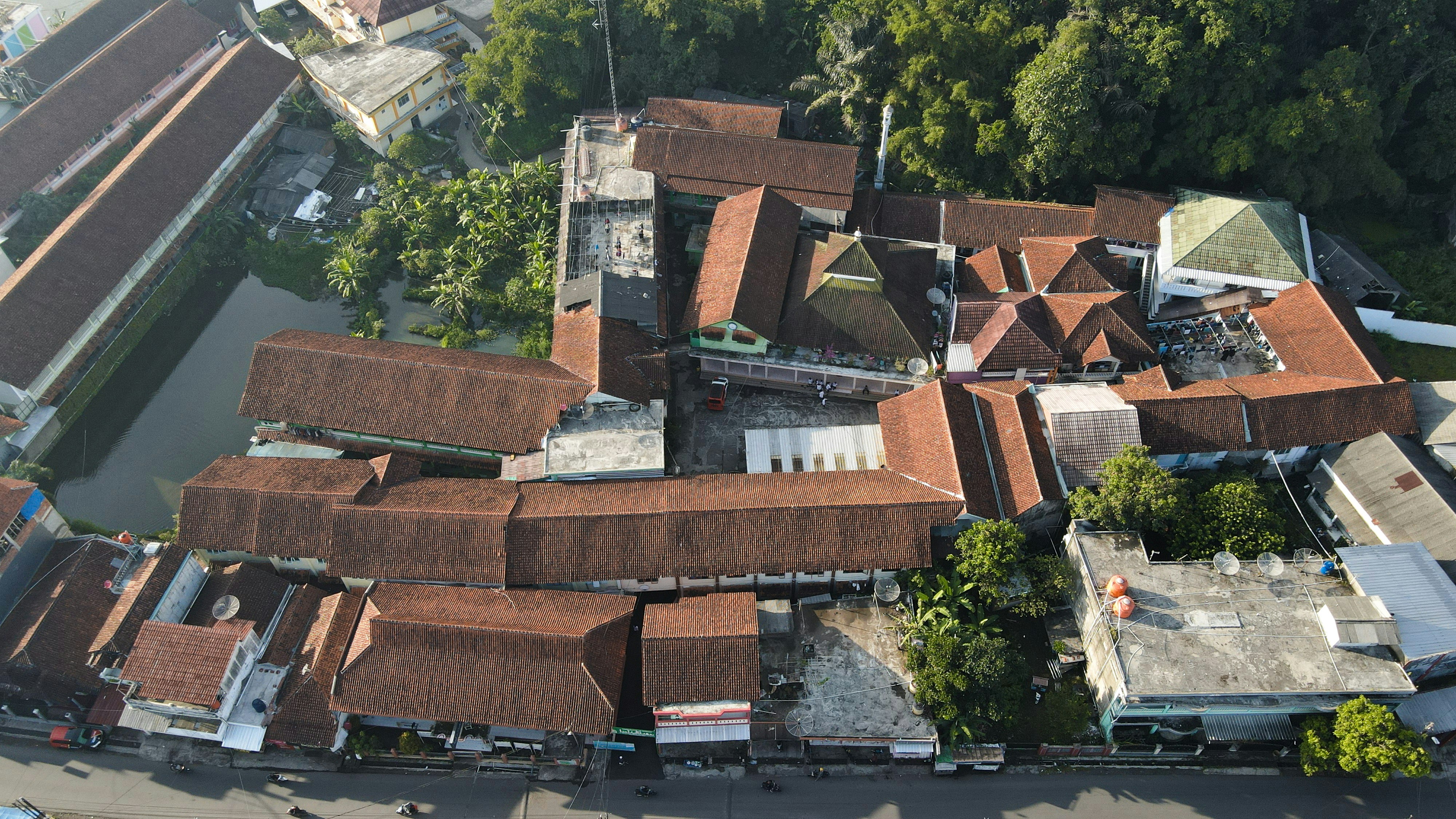 Un gran edificio con muchas ventanas