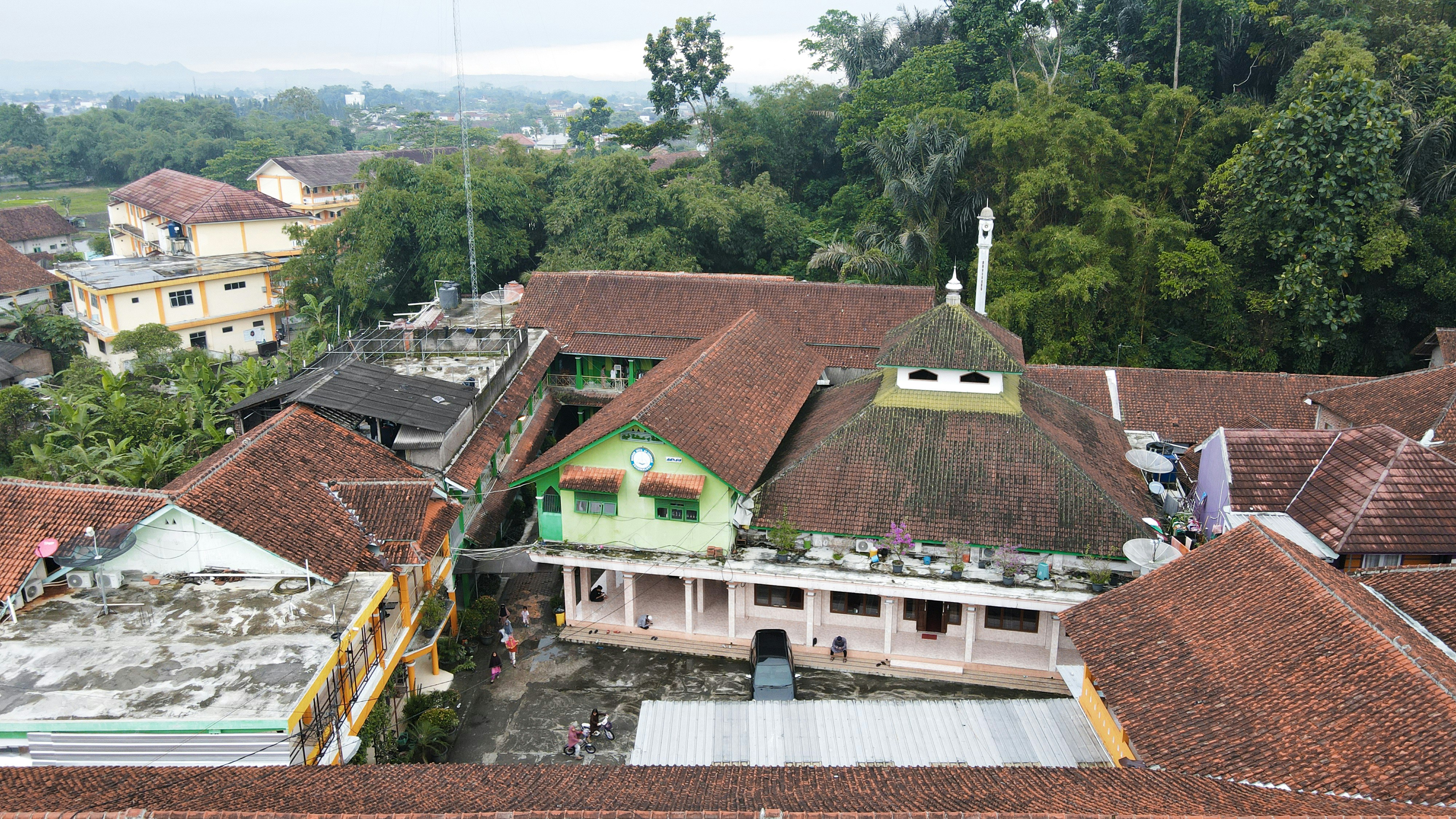 Un grupo de edificios con árboles en la parte posterior