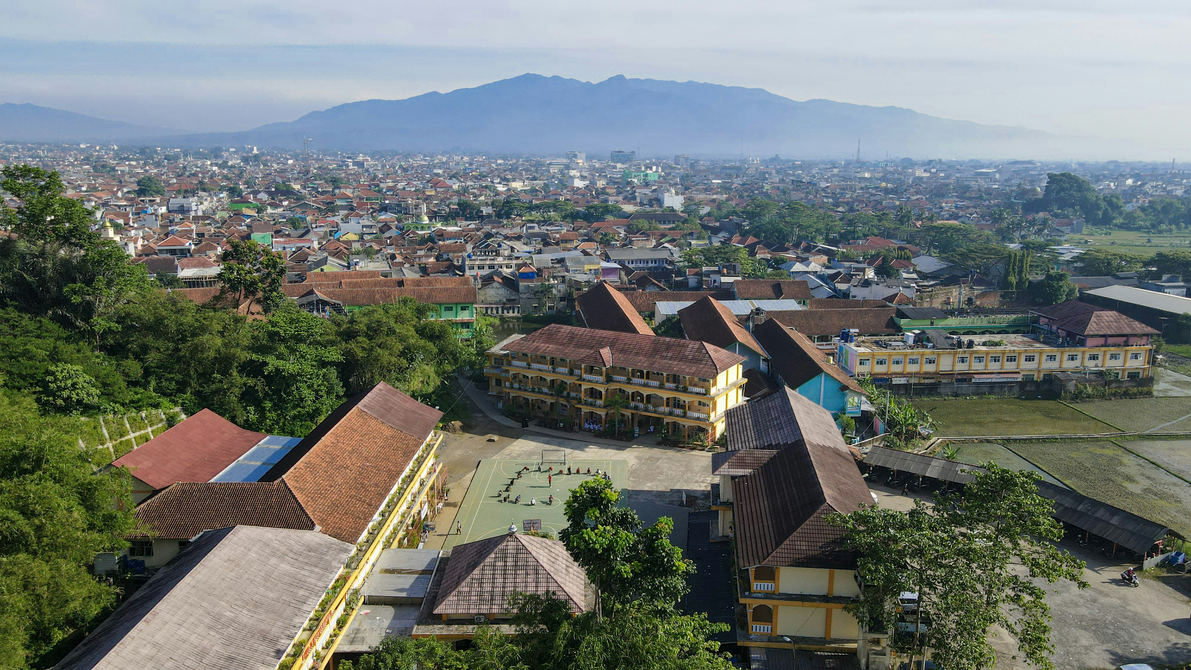 Una ciudad con muchos edificios