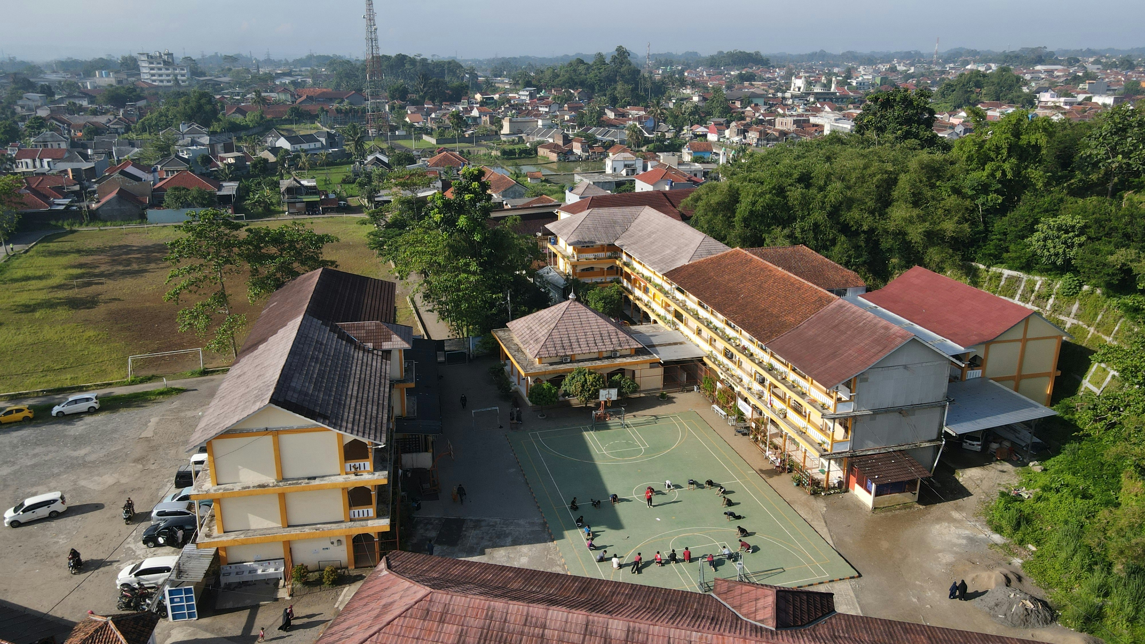 un grupo de edificios con árboles y una carretera en el frente