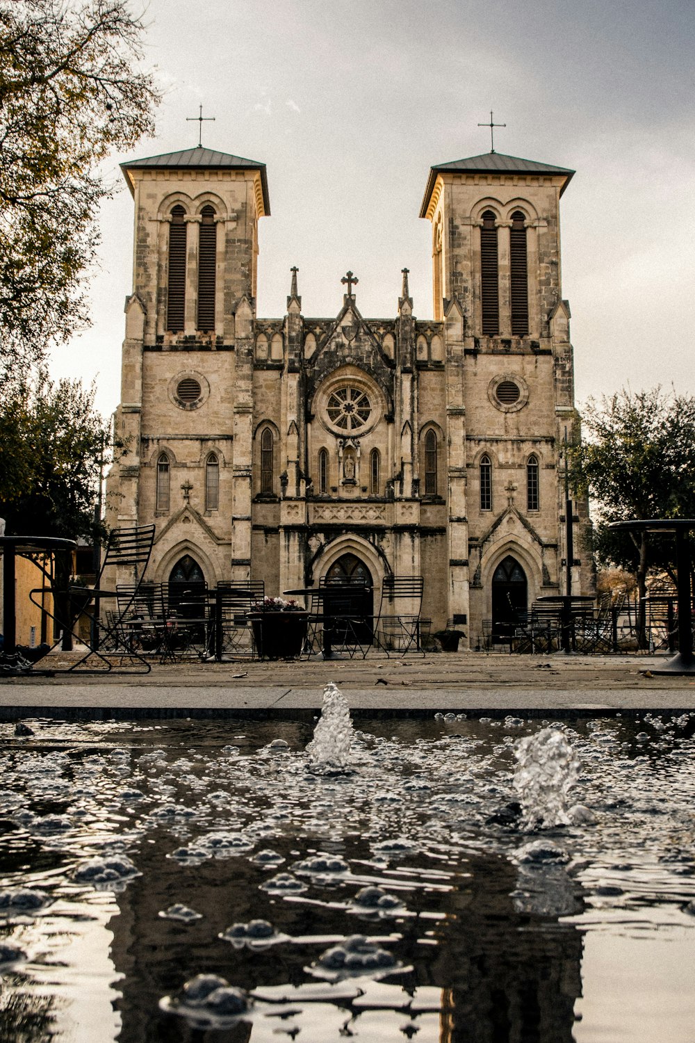 uma igreja com uma fonte na frente