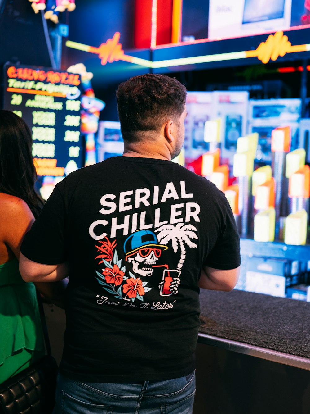 um homem em pé na frente de um balcão com um sinal sobre ele