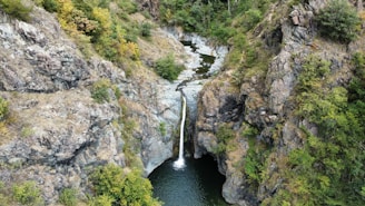A vibrant photo of the lush El Limón waterfall surrounded by tropical greenery.