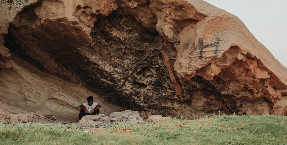 une personne assise sur un rocher