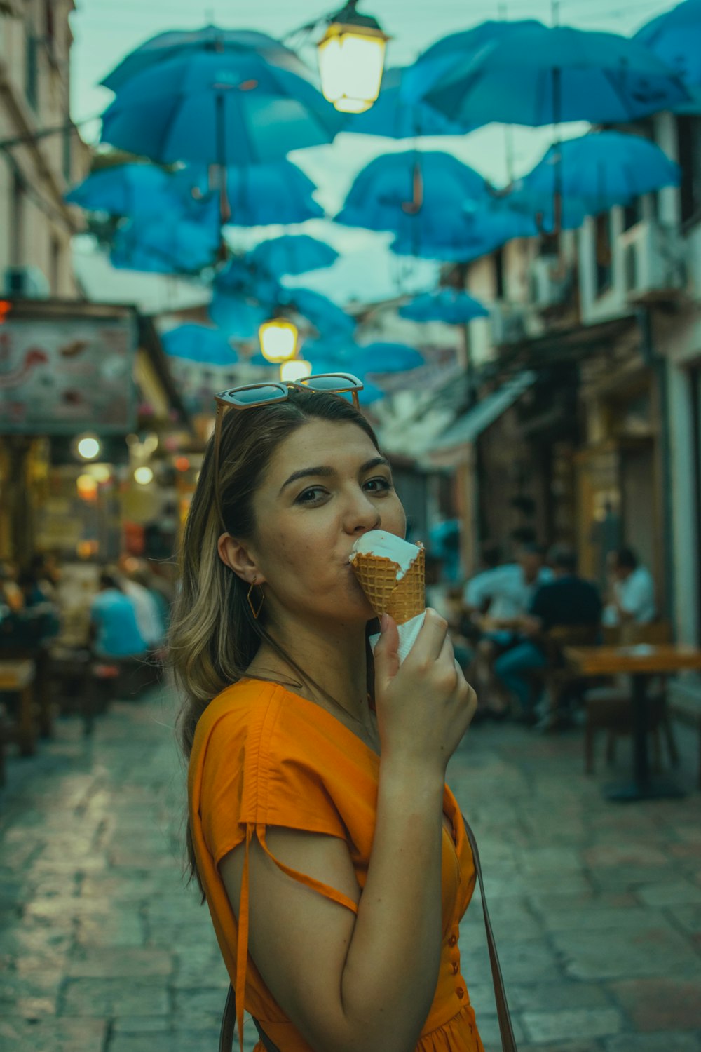 una mujer comiendo helado