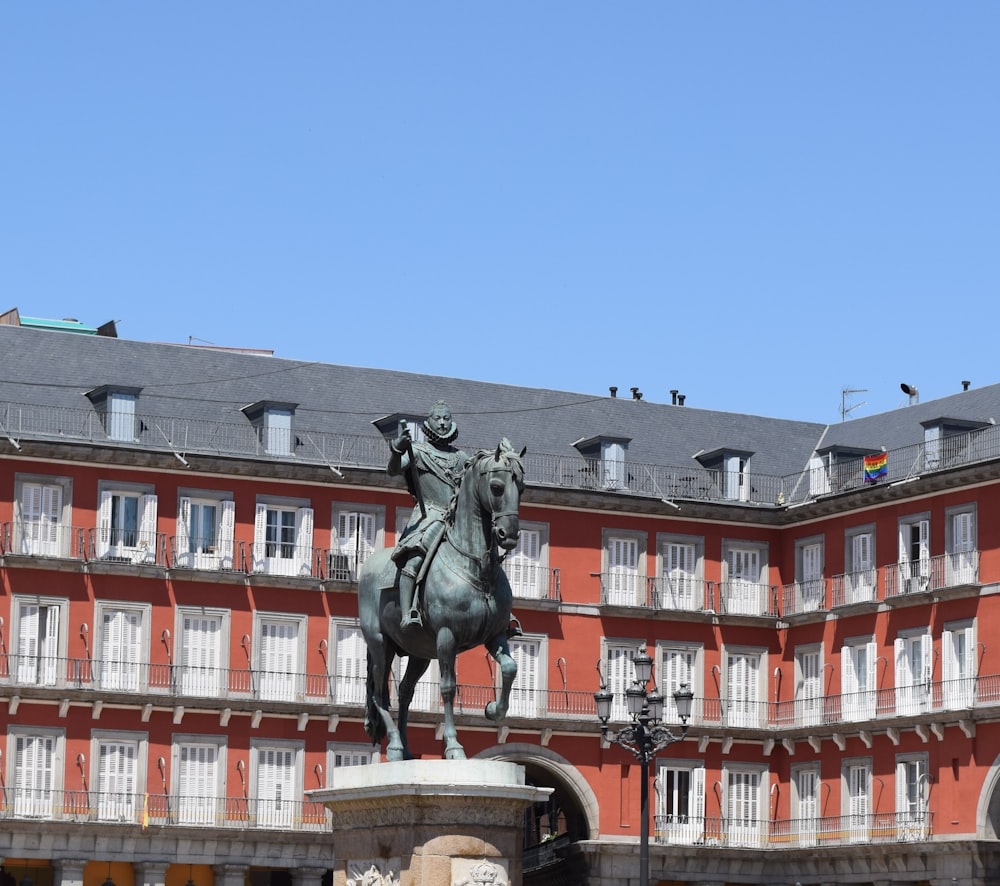 建物の前で馬に乗っている人の像