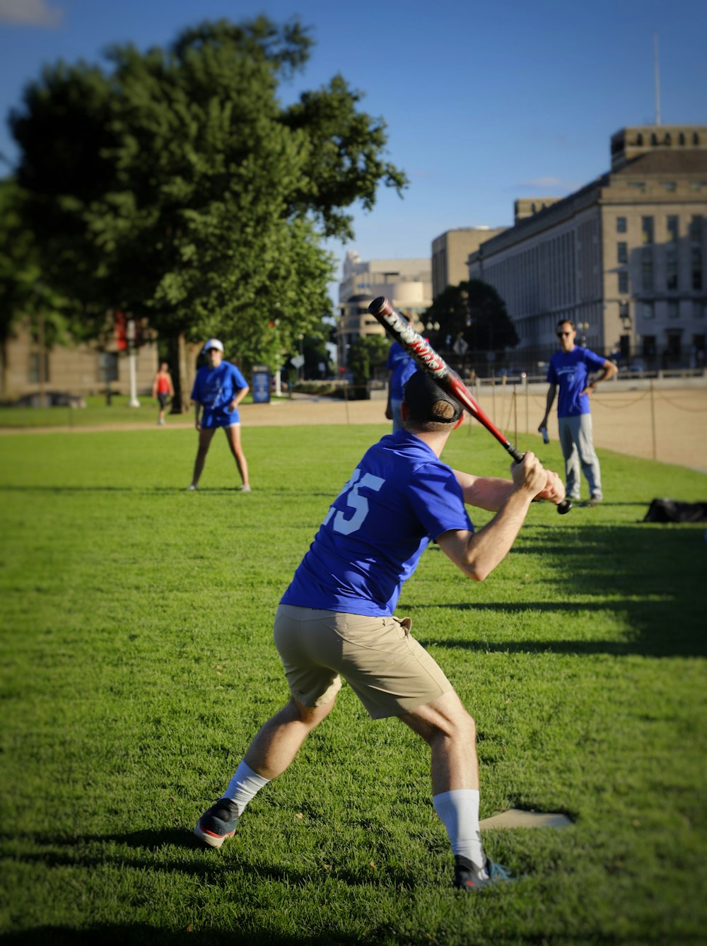 una persona balanceando un bate de béisbol