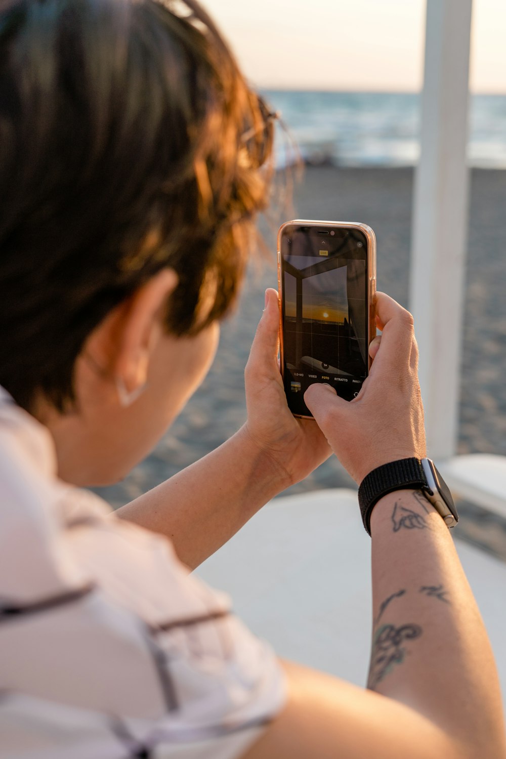 Una mujer tomando una foto de su teléfono