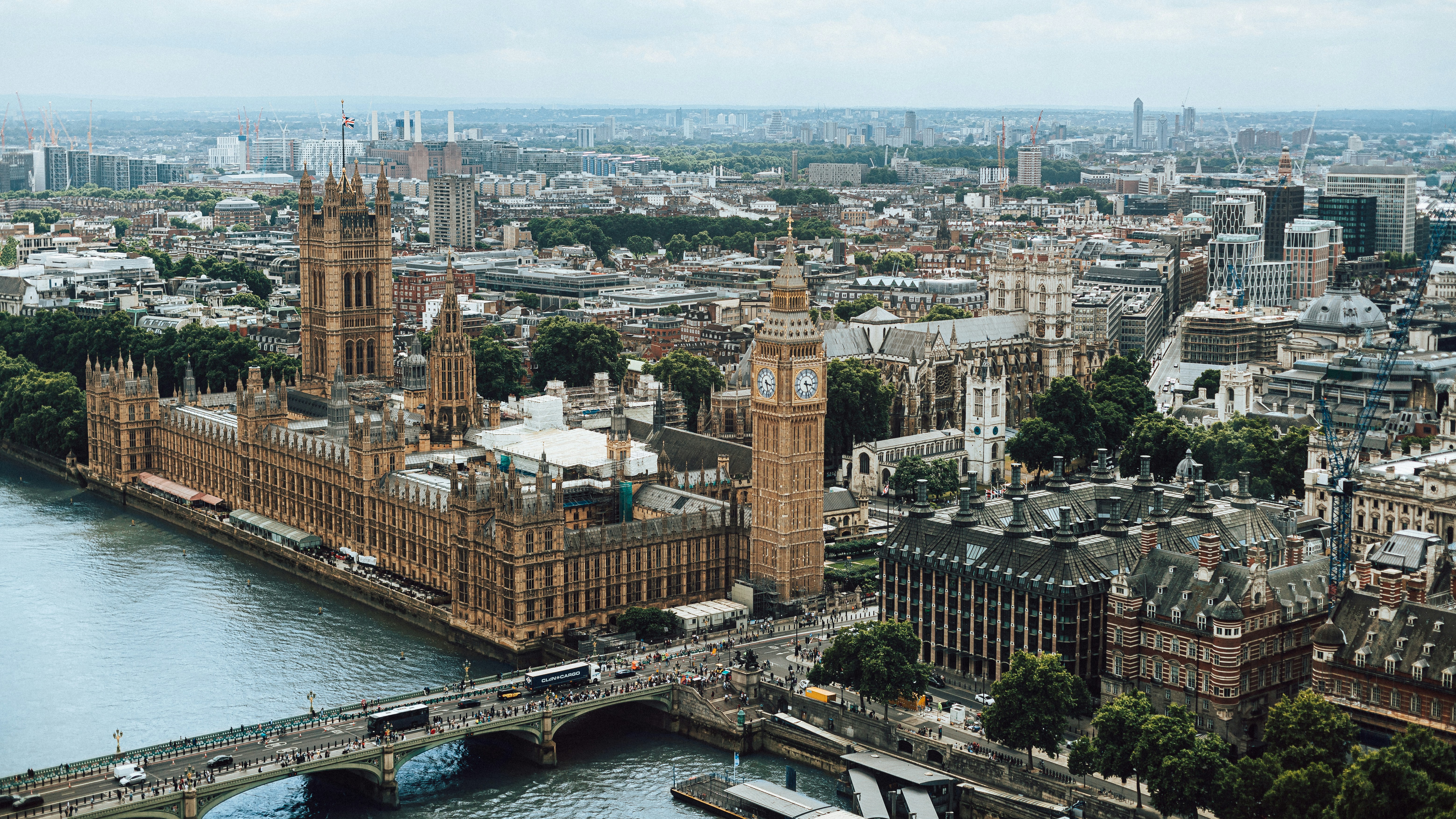 Stay online in the United Kingdom with a prepaid eSIM from eSIMlii. Instant activation, no roaming charges, and reliable coverage.