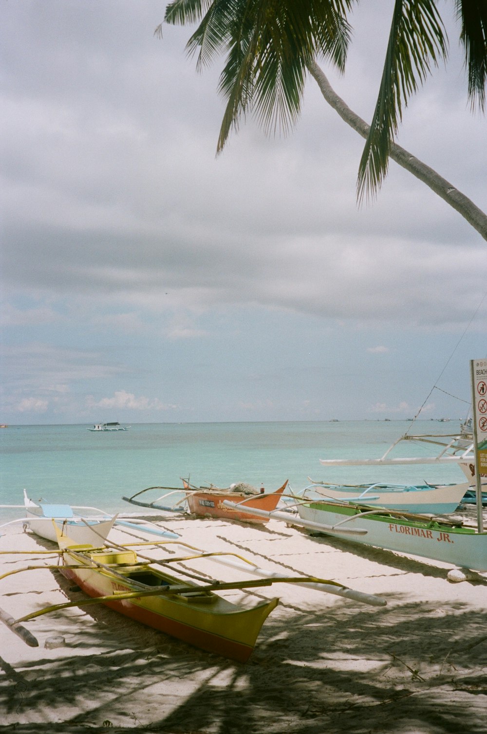 barcos em uma praia