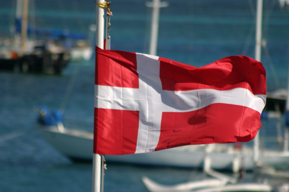 una bandera en un barco