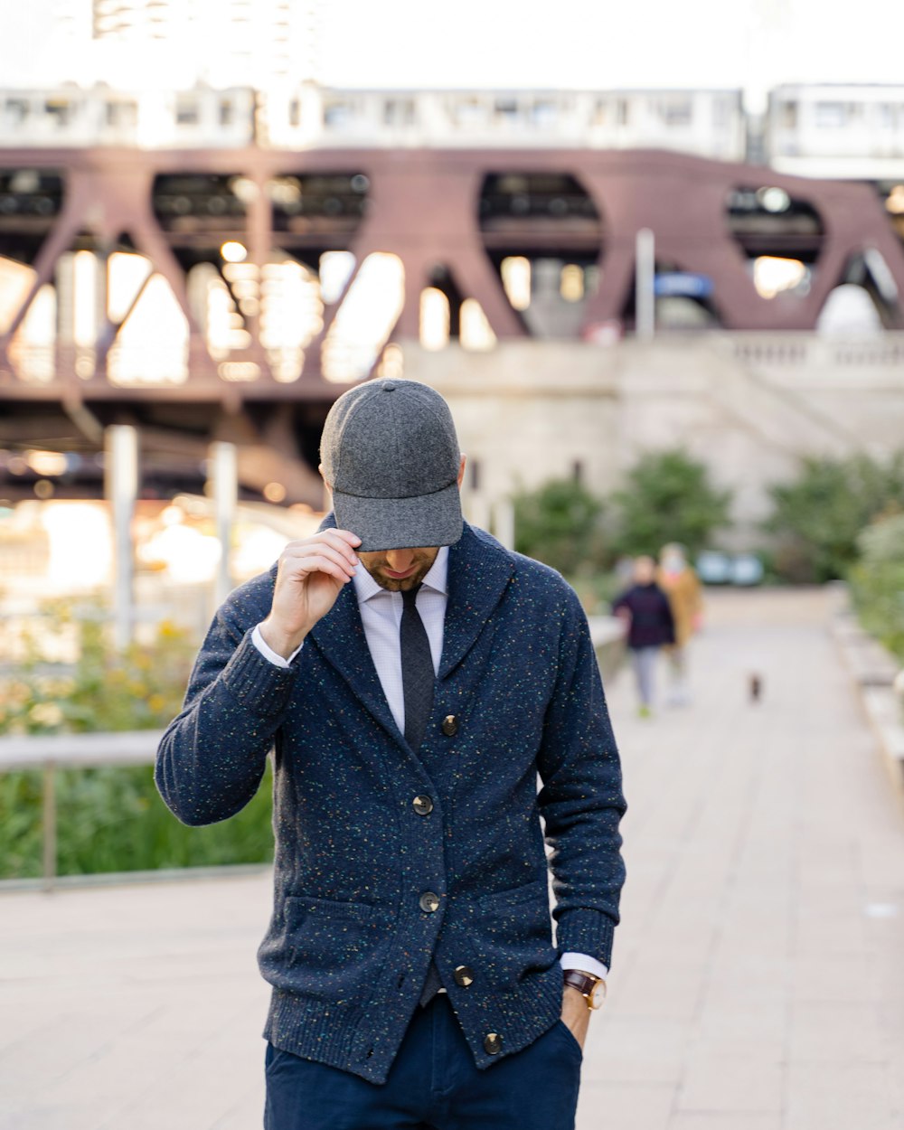 une personne en costume et chapeau