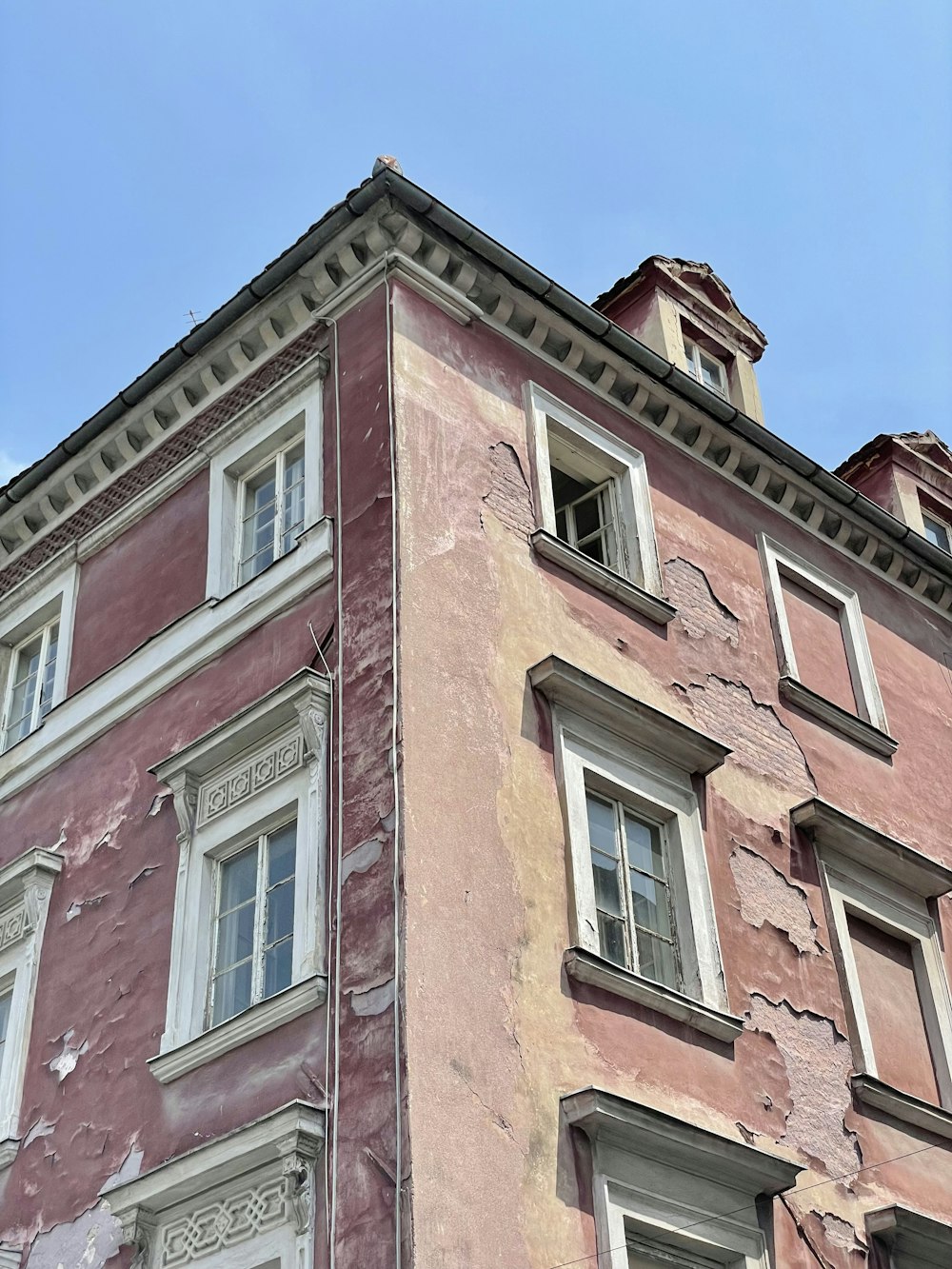 Un bâtiment avec des fenêtres