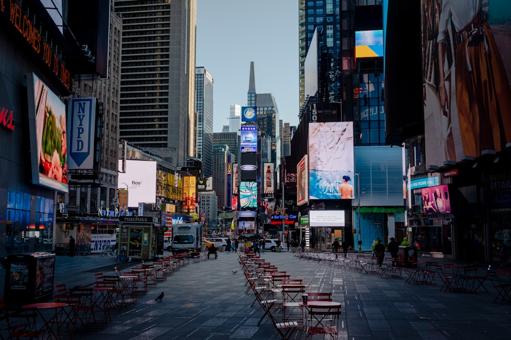 Calle Times Square con mesas y sillas
