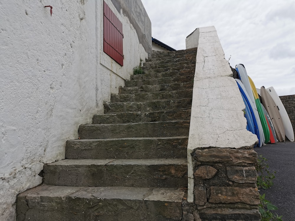 una escalera de piedra que conduce a un edificio